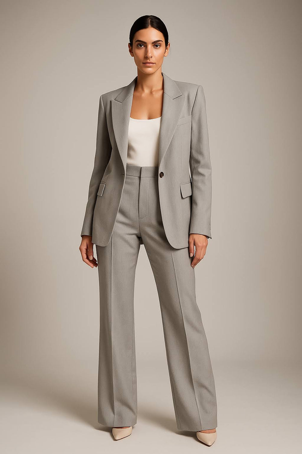 Comfortabel damespak van Hoymans: een stijlvolle tweedelige blazer en pantalon set in moderne mode.