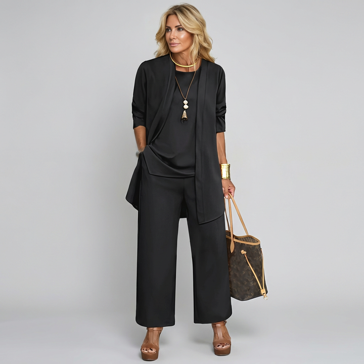 Elegant karamelkleurig dames driedelig broekpak met vest, top en losse broek, ideaal voor veelzijdig gebruik.
