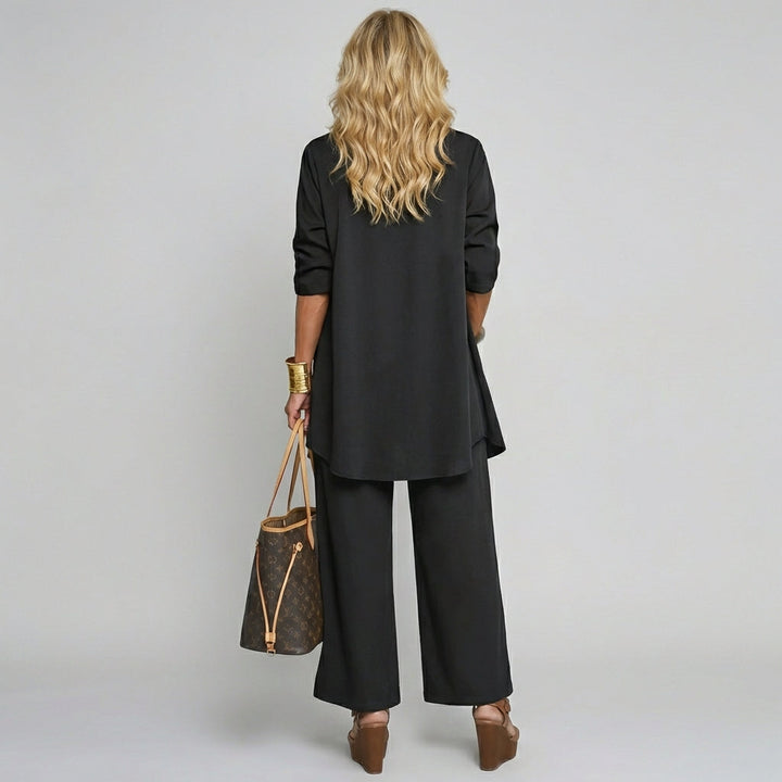 Zwart dames broekpak set bestaande uit een chique vest, comfortabele top en passende broek.