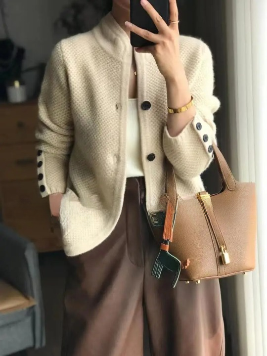 "Elegant kasjmier vest met knopen, dames, beige tint, zachte textuur, klassiek design, perfecte pasvorm voor elke gelegenheid