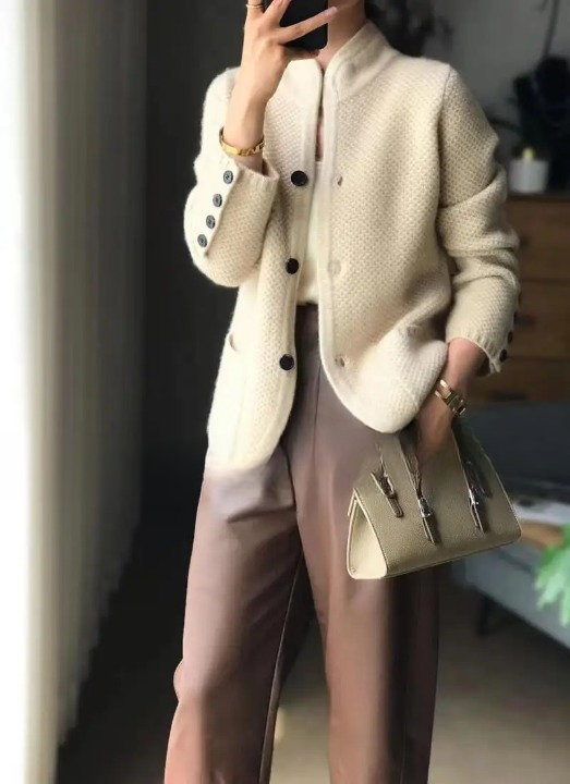"Elegant kasjmier vest met knopen, dames, beige tint, zachte textuur, klassiek design, perfecte pasvorm voor elke gelegenheid