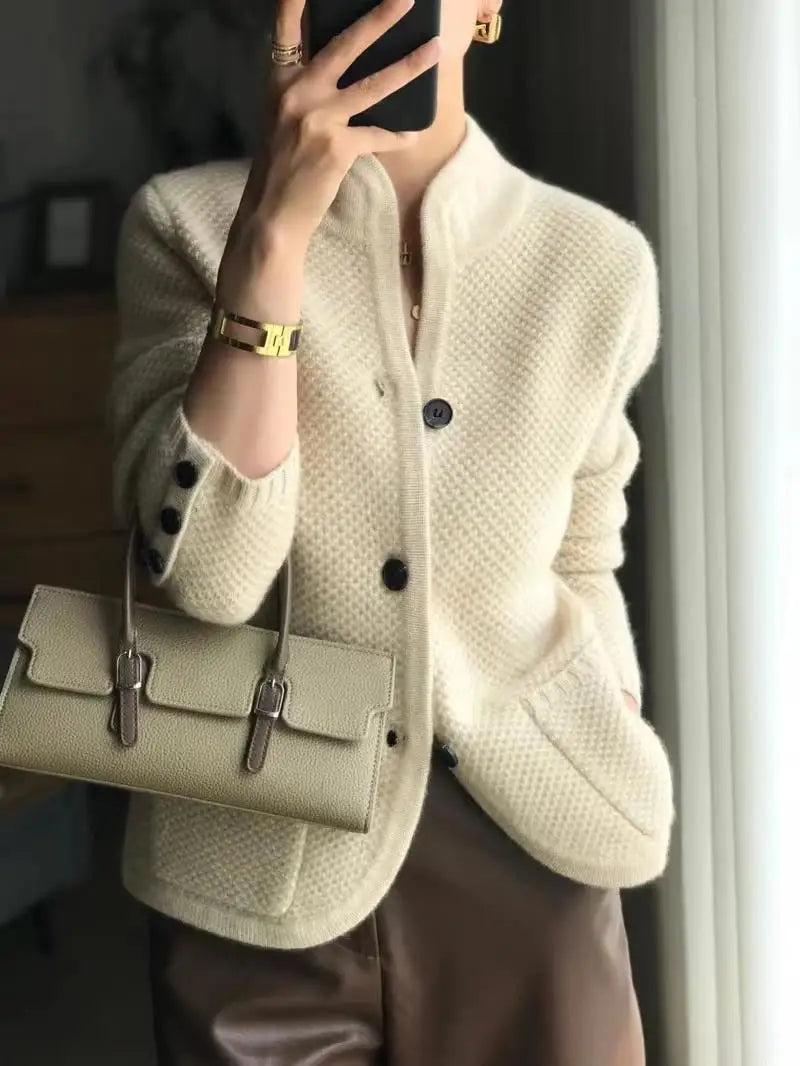 "Elegant kasjmier vest met knopen, dames, beige tint, zachte textuur, klassiek design, perfecte pasvorm voor elke gelegenheid