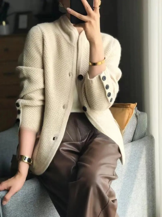 "Elegant kasjmier vest met knopen, dames, beige tint, zachte textuur, klassiek design, perfecte pasvorm voor elke gelegenheid