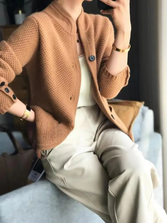 "Elegant kasjmier vest met knopen, dames, beige tint, zachte textuur, klassiek design, perfecte pasvorm voor elke gelegenheid