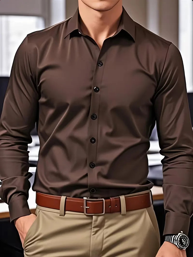 Koffiekleurig slimfit herenoverhemd met stijlvolle mandarijnkraag en lange mouwen, perfect voor kantoorstijl.