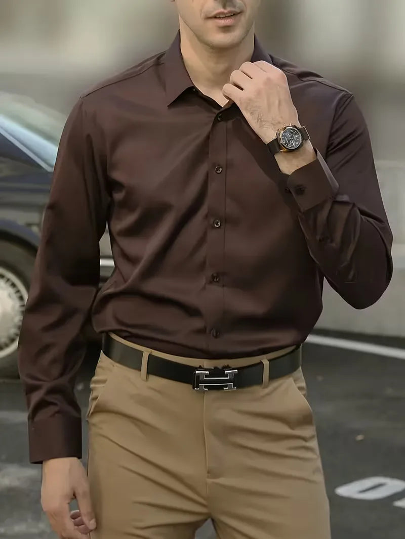 Model draagt chique slimfit herenoverhemd met mandarijnkraag in koffiekleur, geschikt voor zakelijke elegantie.