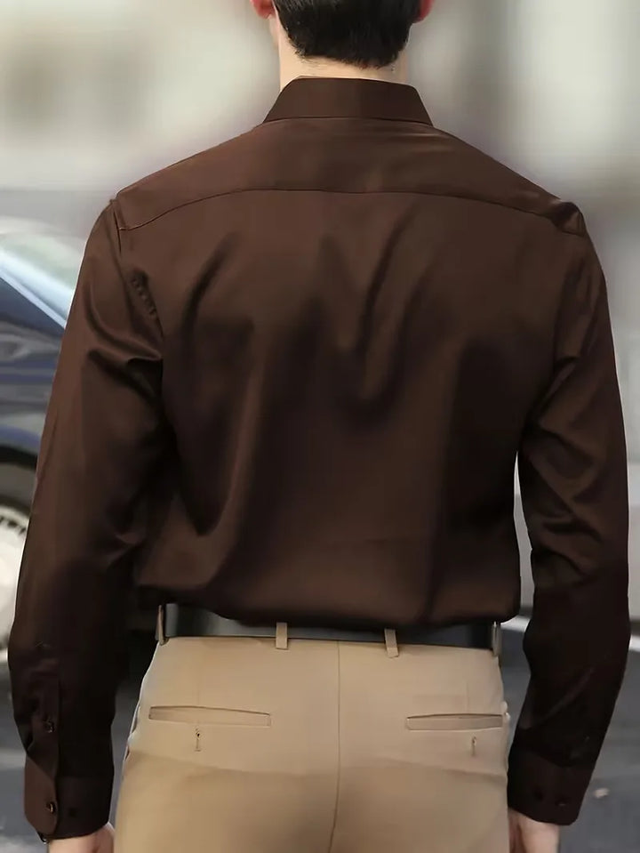 Veelzijdig koffiekleurig slimfit herenoverhemd met mandarijnkraag en lange mouwen, combineert zakelijk met casual.