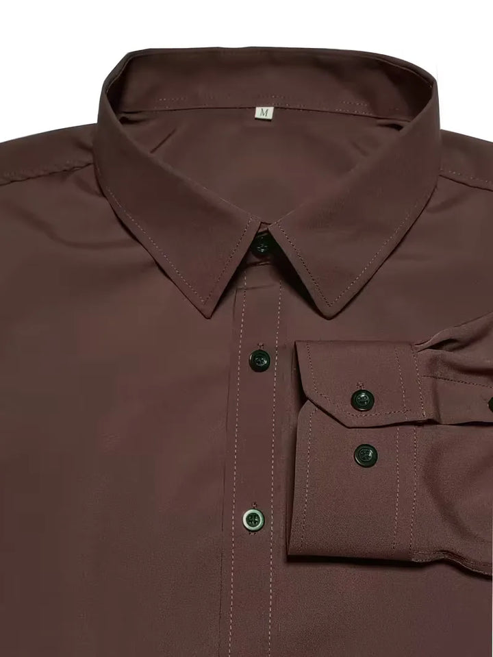 Nauwaansluitend slimfit herenoverhemd met mandarijnkraag in elegante koffiekleur, ideaal voor een formele look.