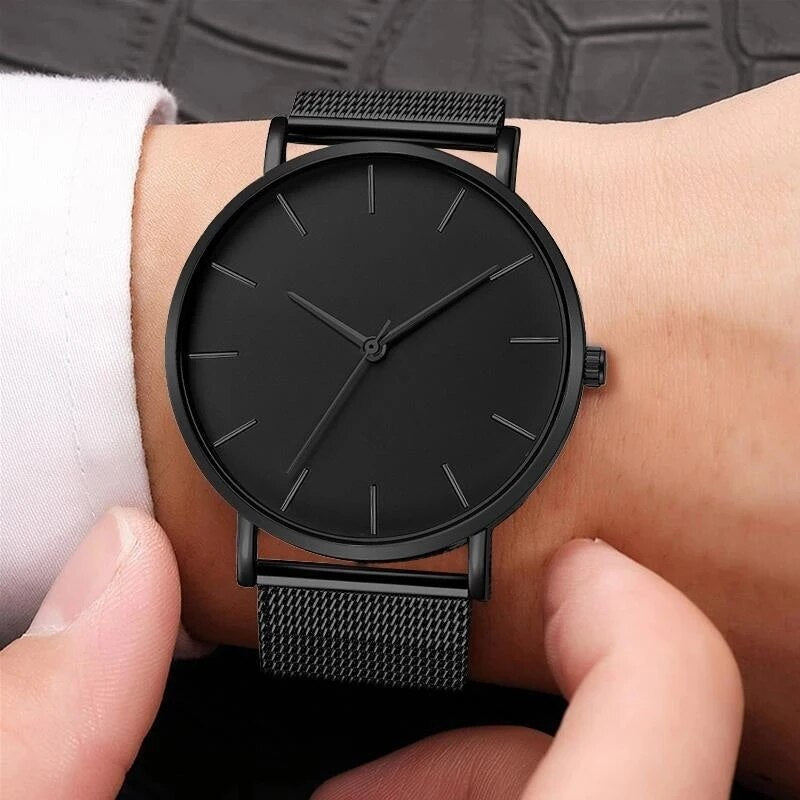 "Elegant minimalistisch herenhorloge met zwarte wijzerplaat en leren band, ideaal voor elke gelegenheid."