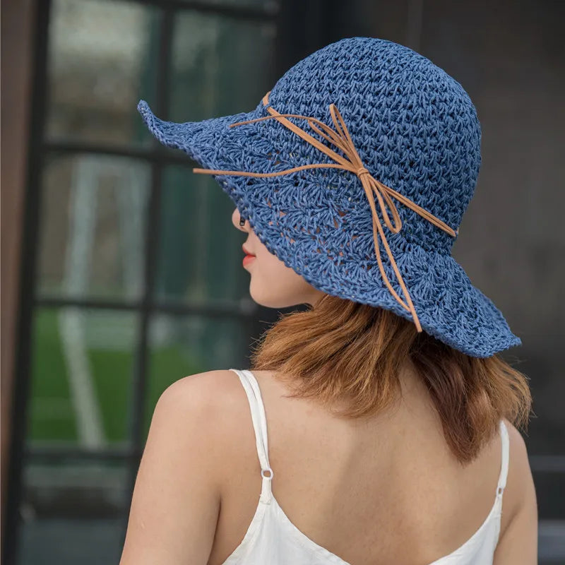 "Elegant opvouwbare zonnehoed voor dames met brede rand, beige tint, biedt UV-bescherming en stijl voor zomerse dagen."