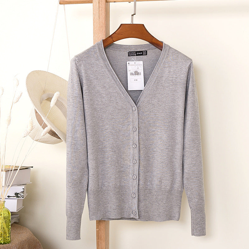 Elegant damesvest in zachte pastelkleur, met praktische knoopsluiting.