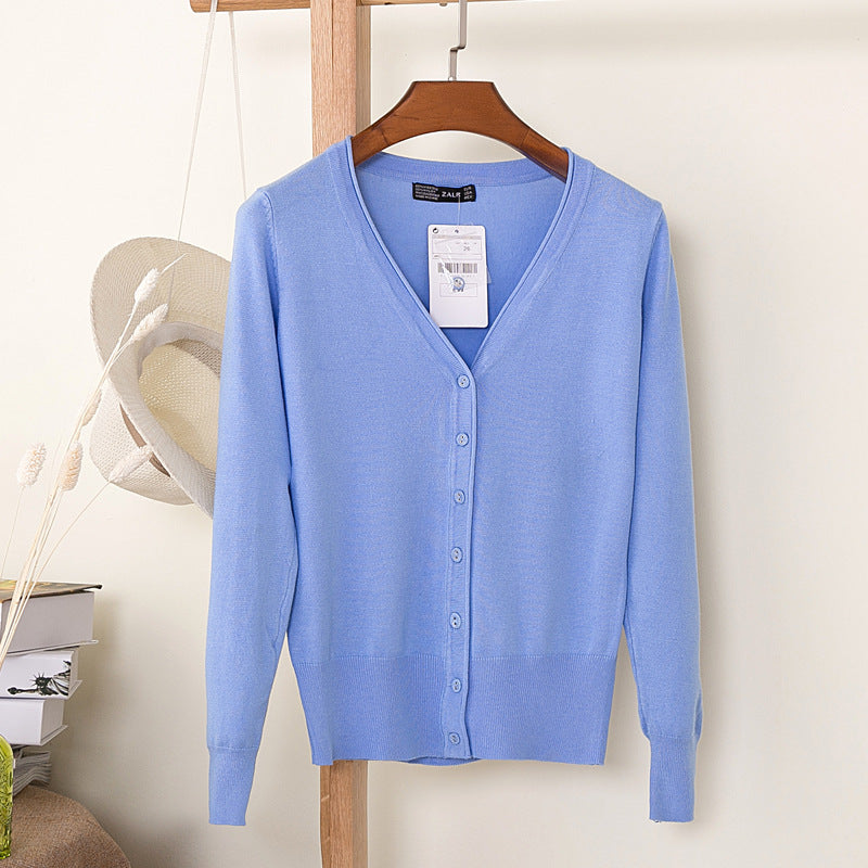 Modieus damesvest met V-hals en knopen, in trendy pasteltint voor lente.