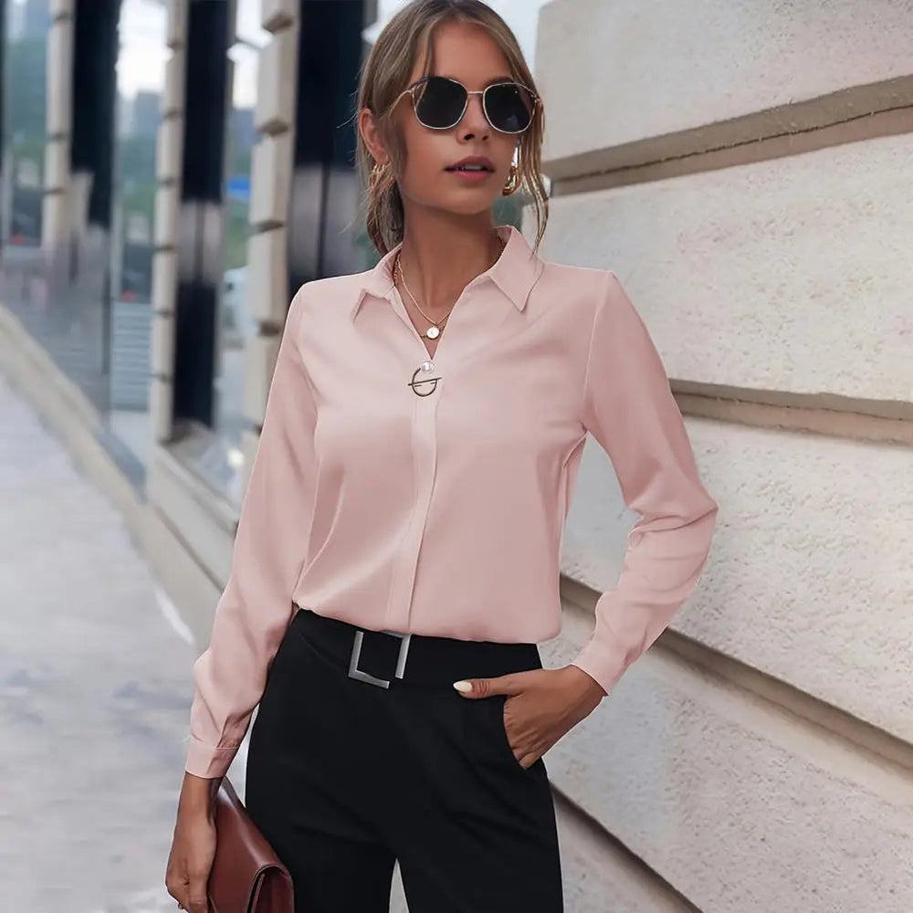 Witte Hoymans chiffon blouse voor dames, met klassieke kraag en lange mouwen, perfect voor kantoor of vrije tijd.