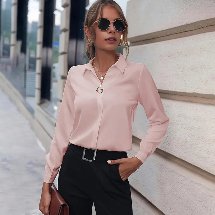 Witte Hoymans chiffon blouse voor dames, met klassieke kraag en lange mouwen, perfect voor kantoor of vrije tijd.