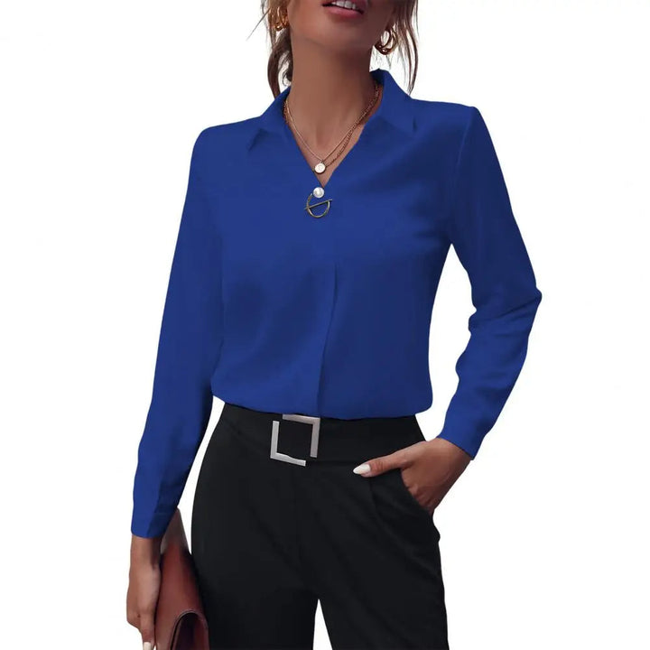 Effen paarse chiffon damesblouse van Hoymans, met lange mouwen en kraag, voegt een vleugje kleur toe aan uw collectie.