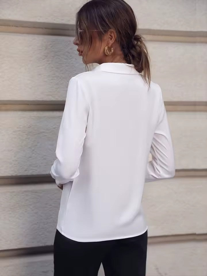 Detail van de mouw met manchet van de elegante Hoymans dames chiffon blouse, geschikt voor diverse gelegenheden.