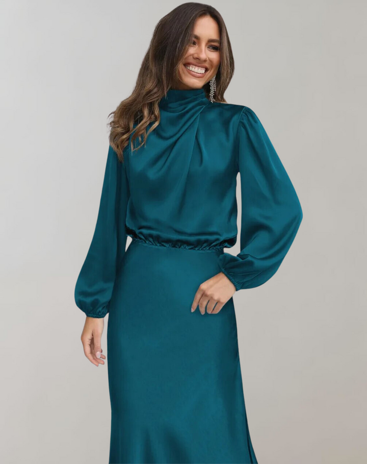 Elegant roze satijnen damesjurk met lange mouwen, perfect voor avondkleding en feesten, nieuwe collectie.