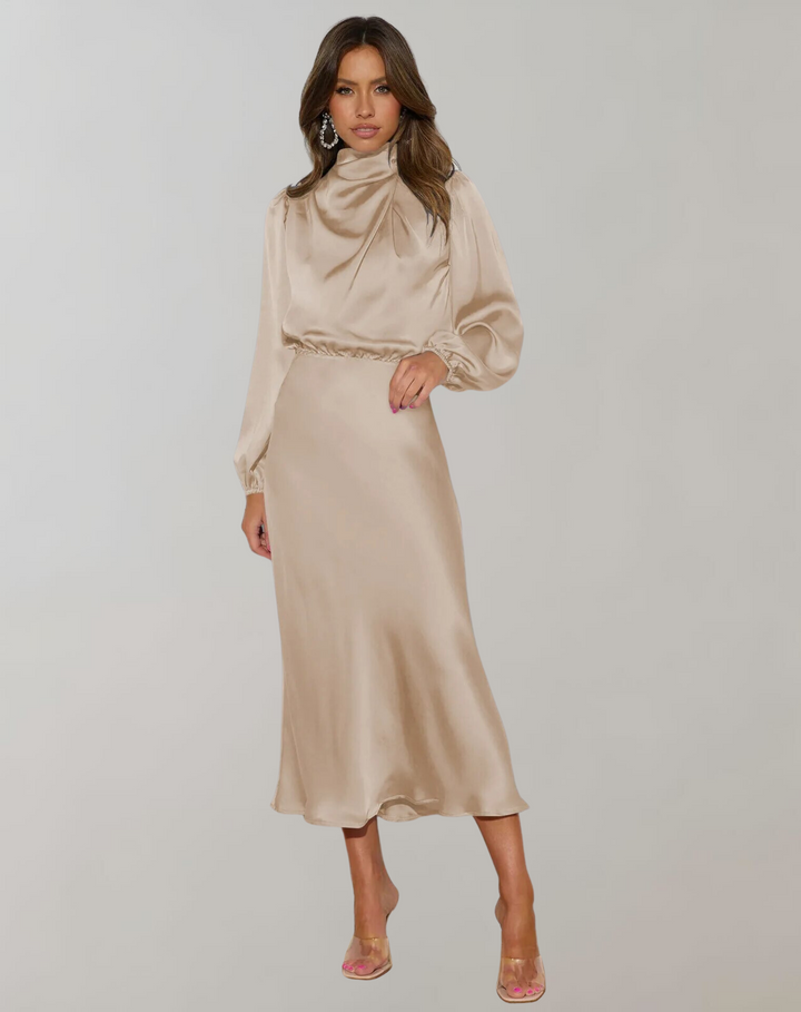 Rugdetail van de elegante roze damesjurk, focus op de sluiting en de stof, nieuwe arrivals.