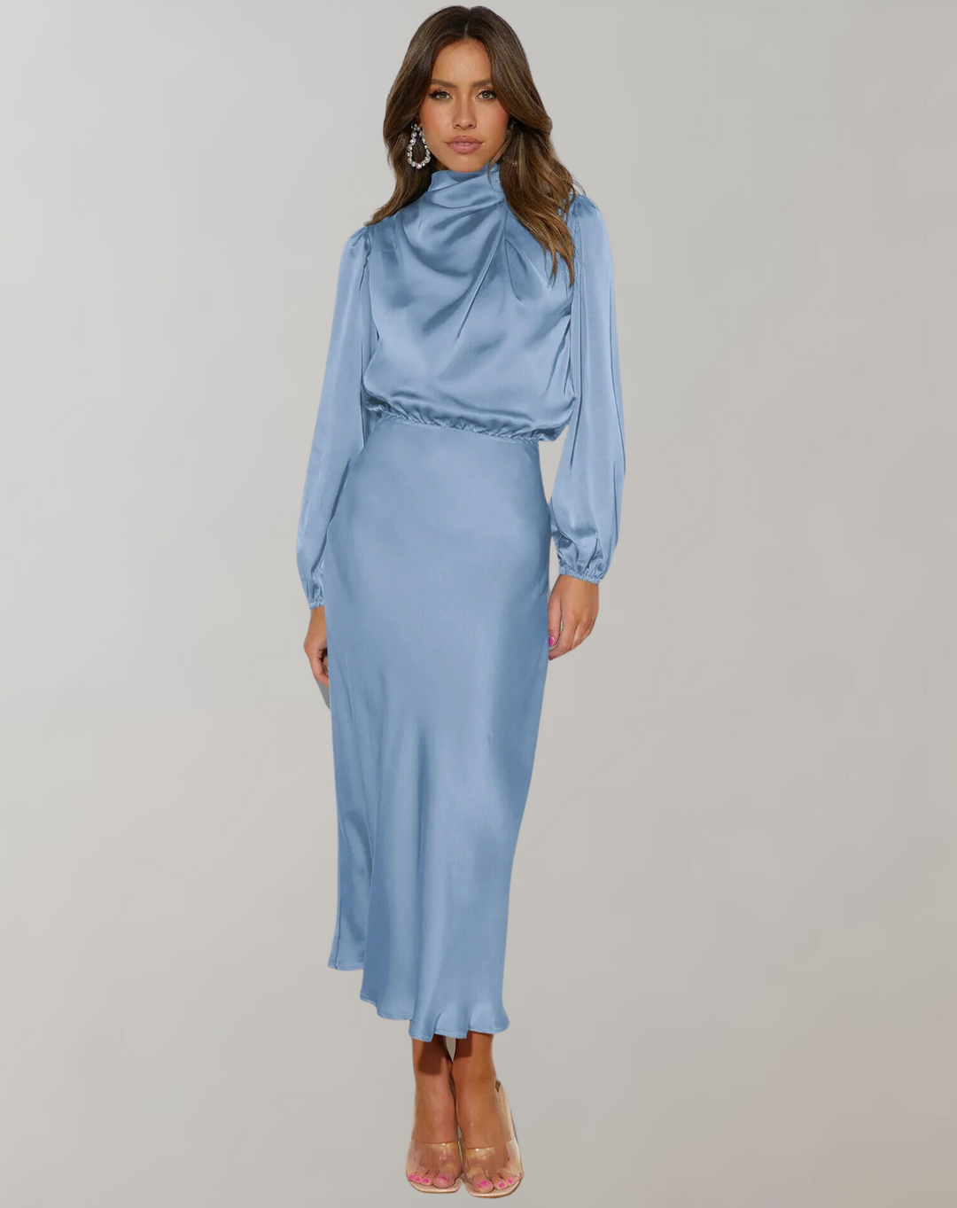 Model in beweging, draagt de roze elegante jurk met lange mouwen, toont de souplesse van de stof.