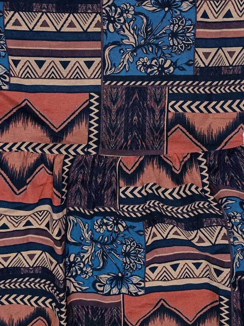 "Elegante A-lijn zomerjurk met kleurrijke bloemenprint, korte mouwen en lange rok, gemaakt van licht katoenen stof."