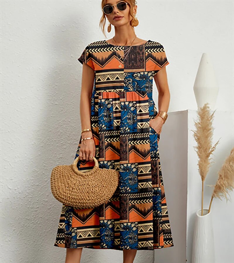 "Elegante A-lijn zomerjurk met kleurrijke bloemenprint, korte mouwen en lange rok, gemaakt van licht katoenen stof."