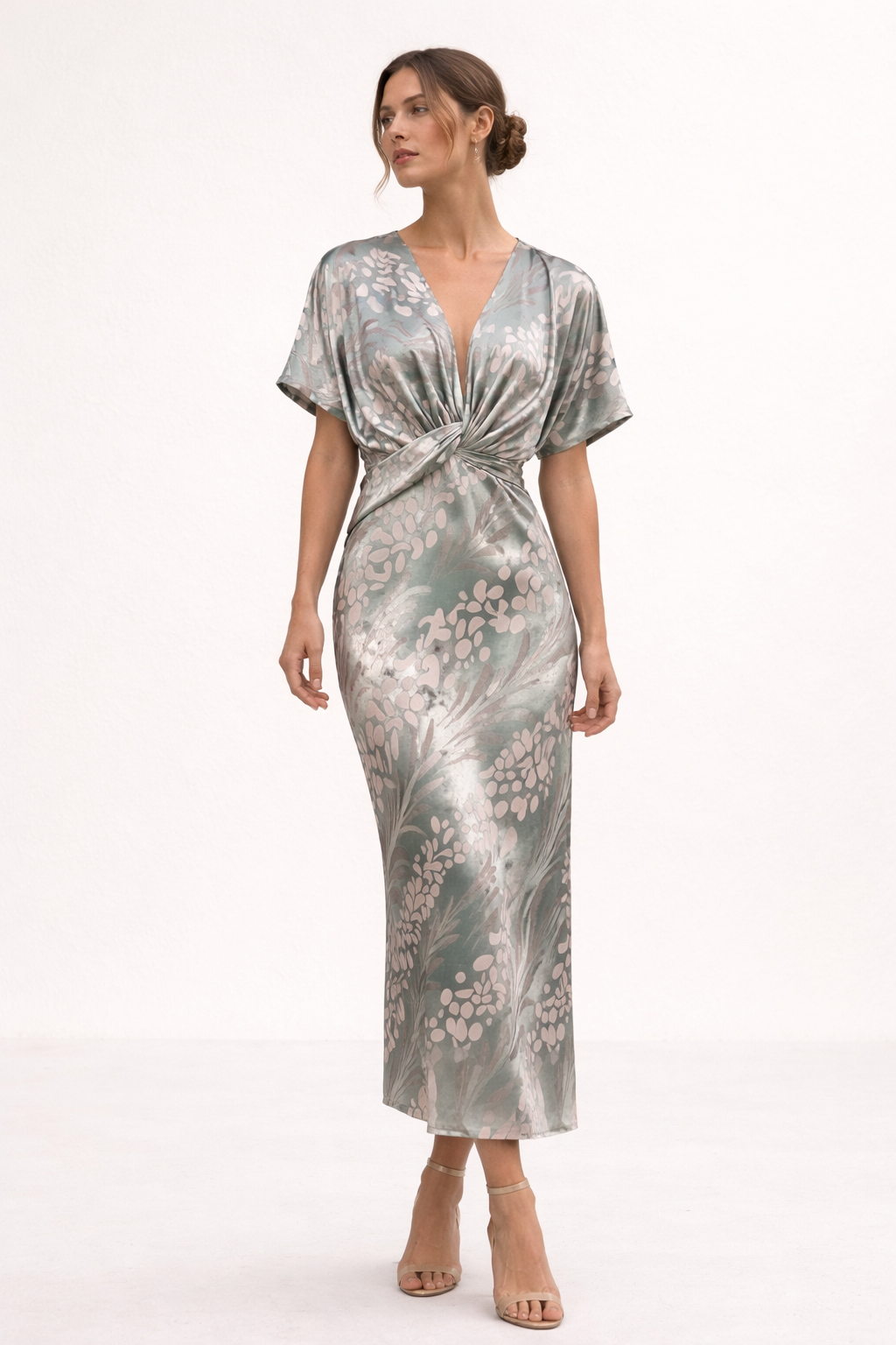 Elegante bedrukte dames midi-jurk met V-hals en korte mouwen, perfect voor zomerse dagen. Kleuren: beige/grijs.