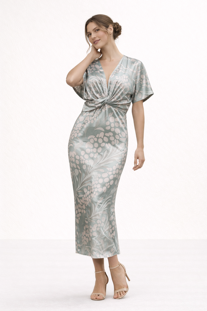 Casual beige/grijze zomerjurk met vrolijke print, V-hals en korte mouwen. Ideaal als vakantie- of strandjurk.