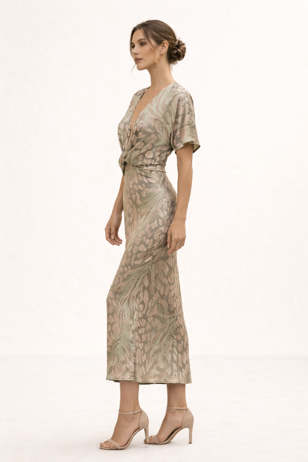 Dames midi-jurk, beige/grijs bedrukt, met V-hals en korte mouw. Trendy en casual zomerstijl.