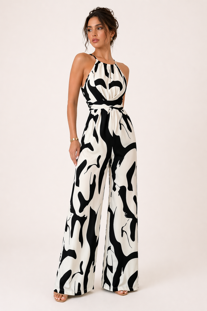 Elegante beige dames halter jumpsuit met wijde pijpen, ideaal voor zomerse dagen of een stijlvol feest.
