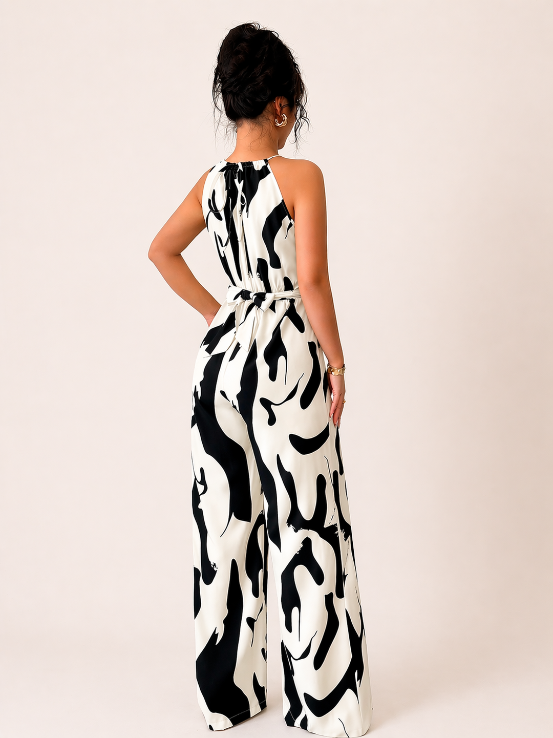 Bruine stijlvolle dames halter jumpsuit met wijde pijpen, perfect voor een chique avond of feestelijke gelegenheid.