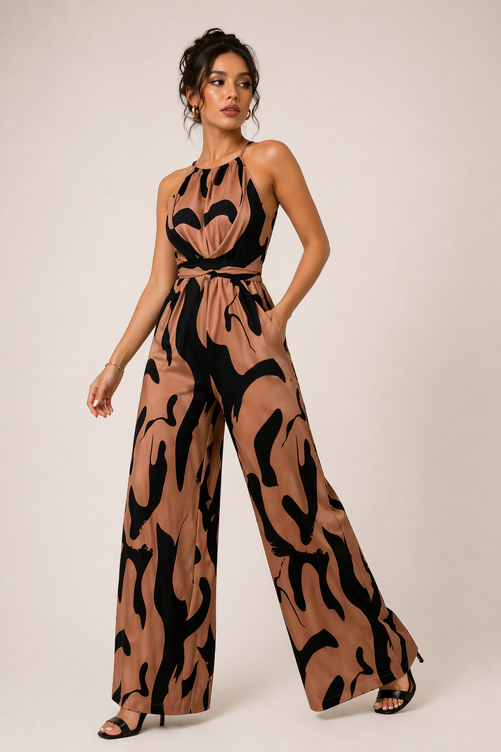 Chique beige dames jumpsuit met halternek en wijde pijpen; een stijlvolle en comfortabele optie voor elke gelegenheid.