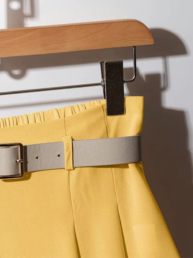 Dames plooirok met flatterende hoge taille, midi-lengte, verkrijgbaar in beige, geel, wit, donkerroze.