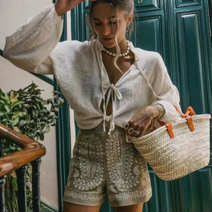 Casual doch elegante beige dames shorts met bloemborduursel en hoge taille, veelzijdig voor warme zomerdagen.