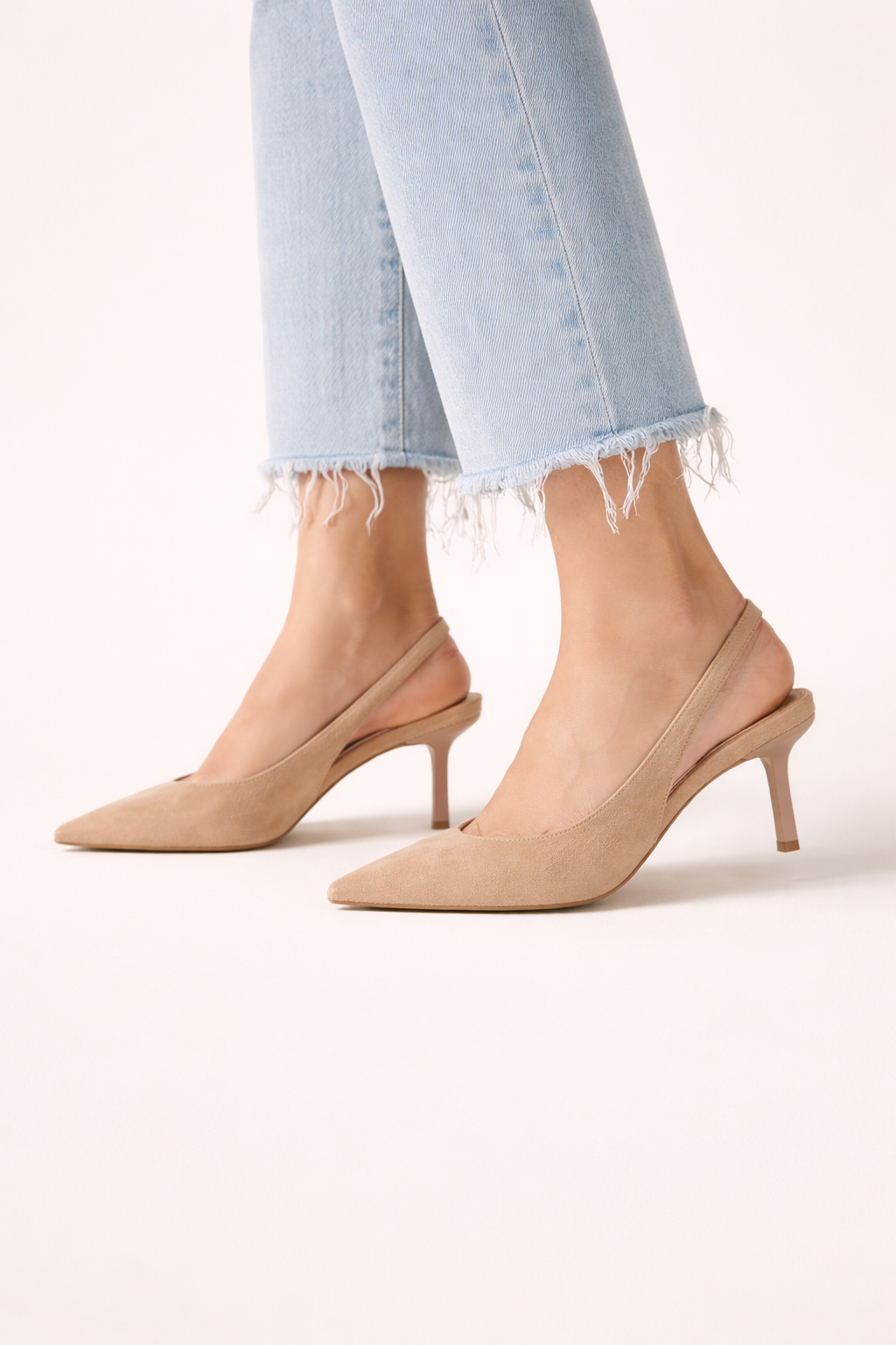 Elegante beige damespumps met fijne hak en gesloten teen, perfect voor een modieuze en comfortabele zomerlook.