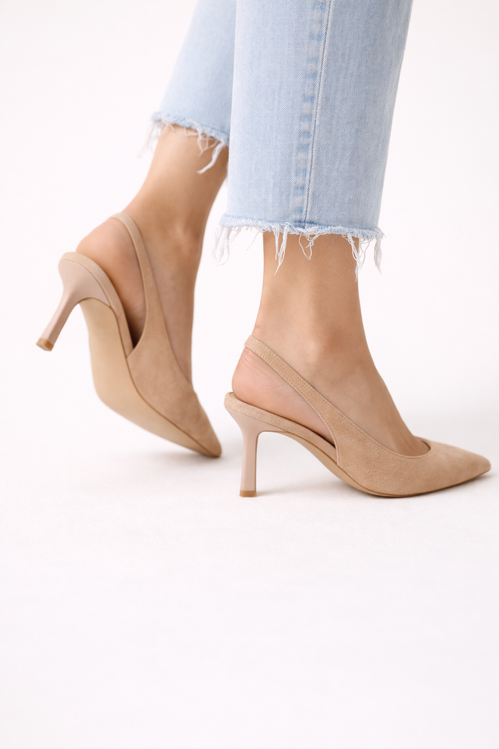 Modieuze beige slingback damespumps met gesloten teen en een slanke, comfortabele fijne hak.