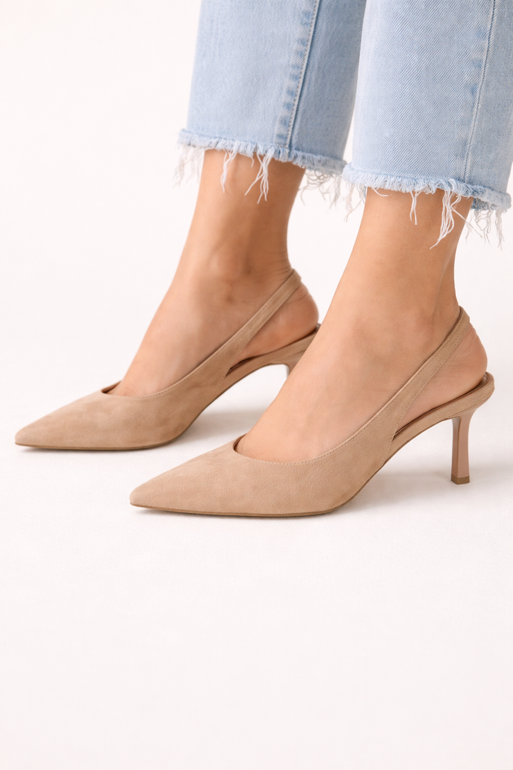 Comfortabele beige damespumps met gesloten teen en elegante fijne hak, ideaal voor een chique uitstraling.