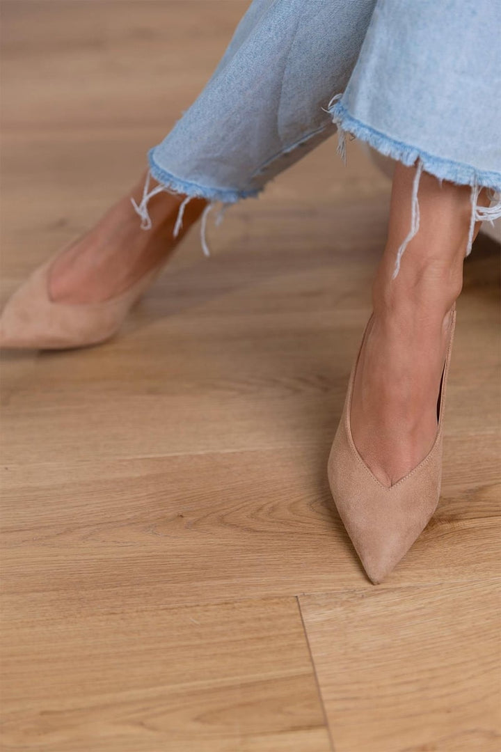 Zomerse beige damespumps met open hiel, gesloten teen en fijne hak; modieus en veelzijdig schoeisel.