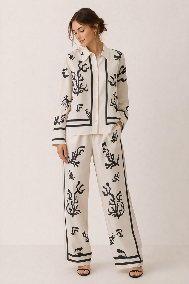 Elegante beige damesset met pioenroos print blouse en wijde broek, ideaal als stijlvolle zomeroutfit.