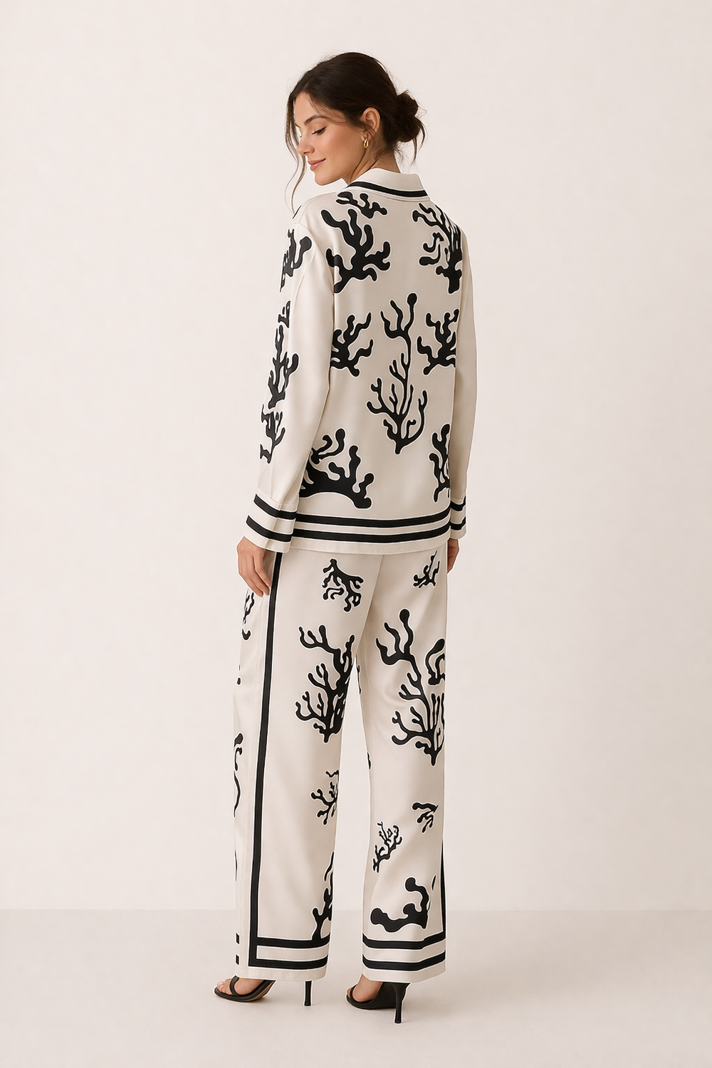 Stijlvolle dames zomer blouse met chique pioenroos print, perfect voor een comfortabele lente/zomer look.