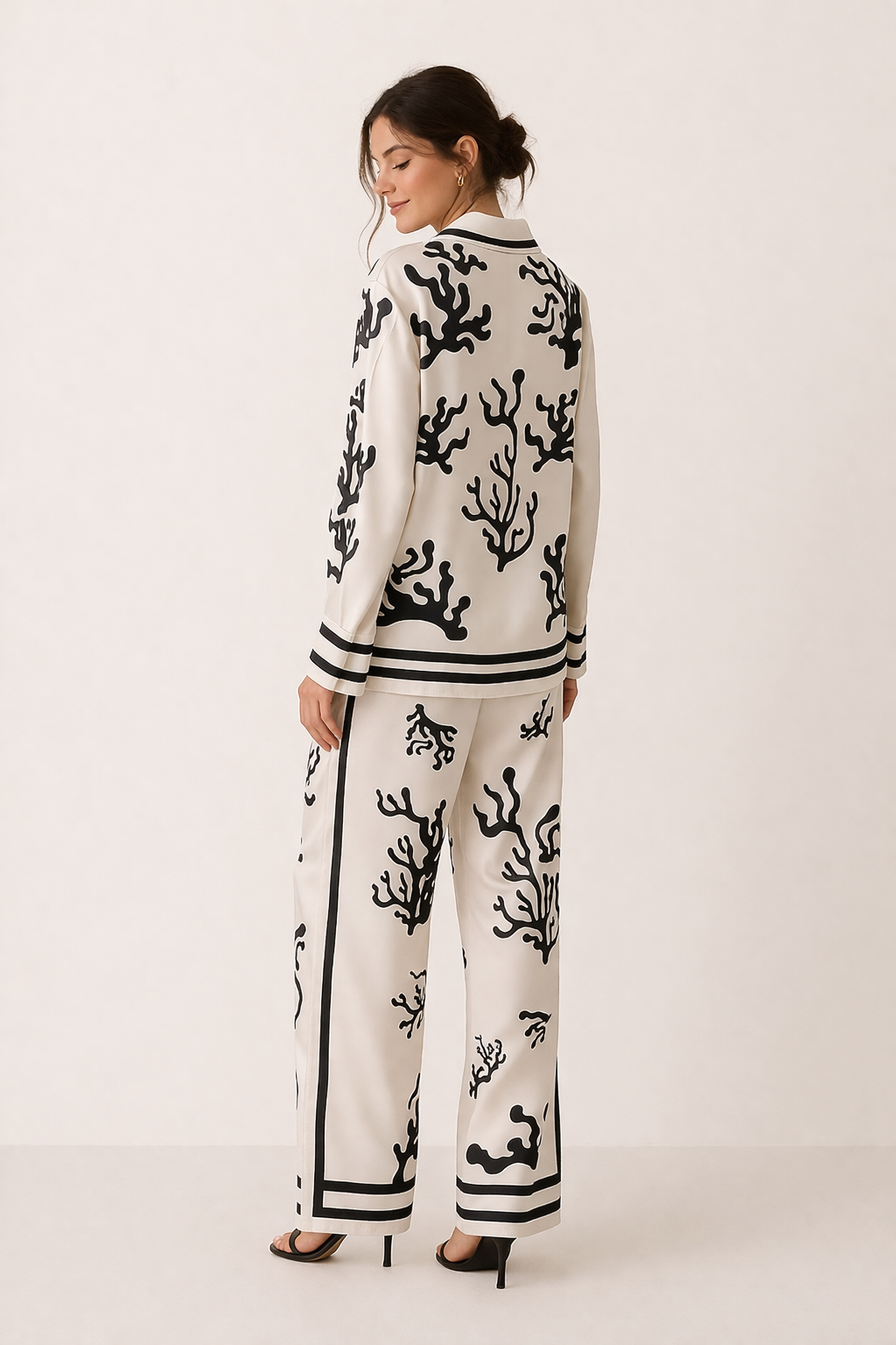 Stijlvolle dames zomer blouse met chique pioenroos print, perfect voor een comfortabele lente/zomer look.