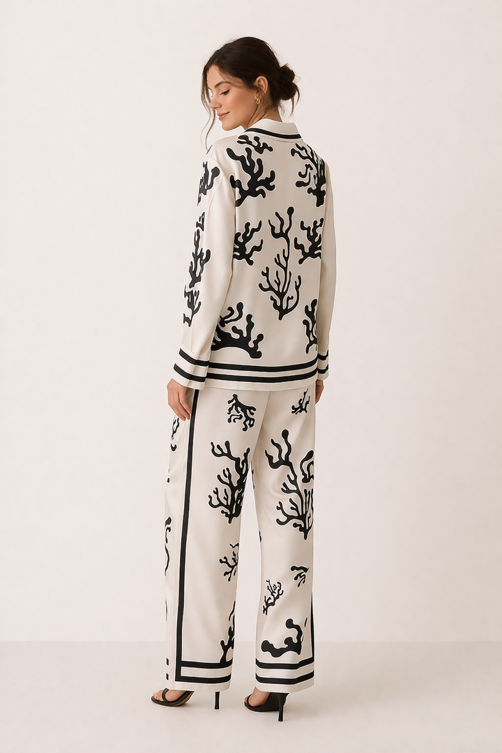 Stijlvolle dames zomer blouse met chique pioenroos print, perfect voor een comfortabele lente/zomer look.