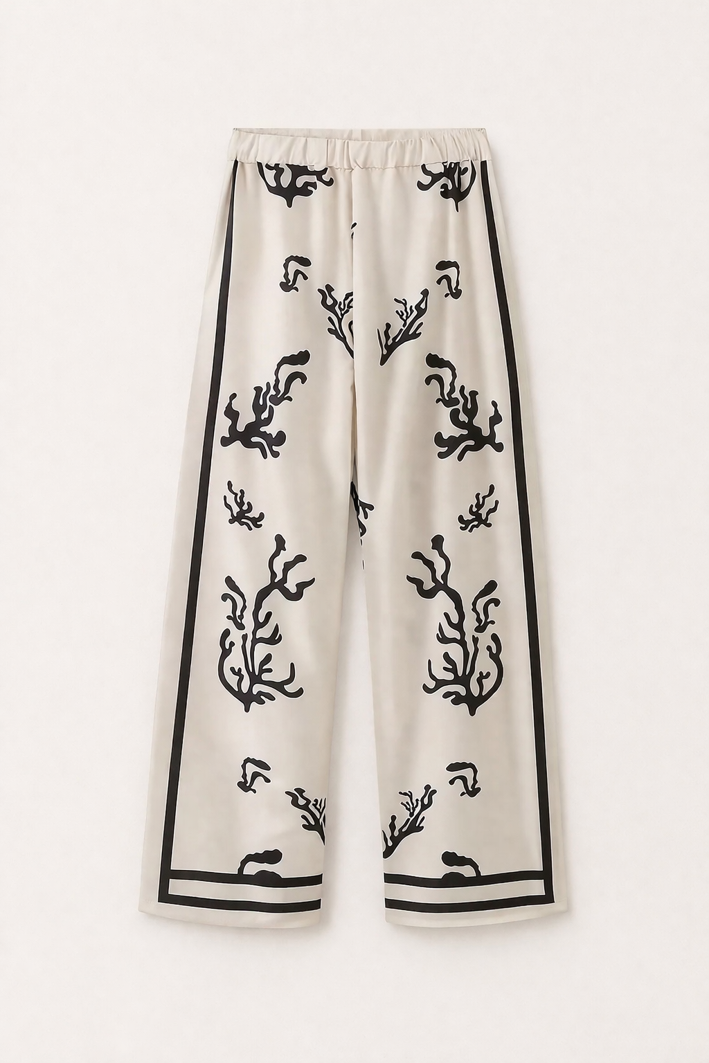 Trendy dameskledingset: blouse en wijde broek in beige met unieke pioenroos print, voor een stijlvolle zomer.