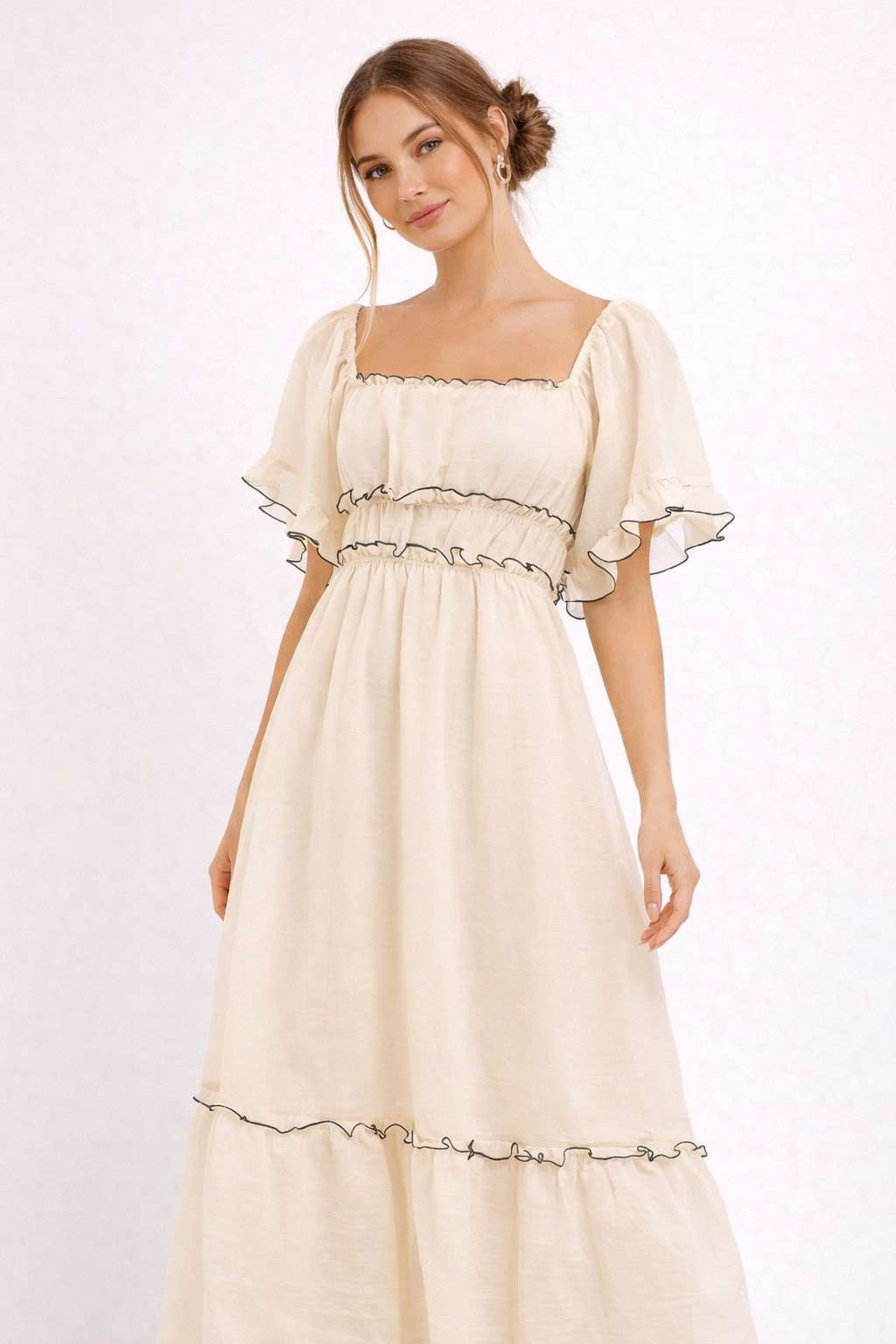 Elegante beige midi-jurk voor dames met romantische ruches; comfortabel en perfect voor zomerse dagen.