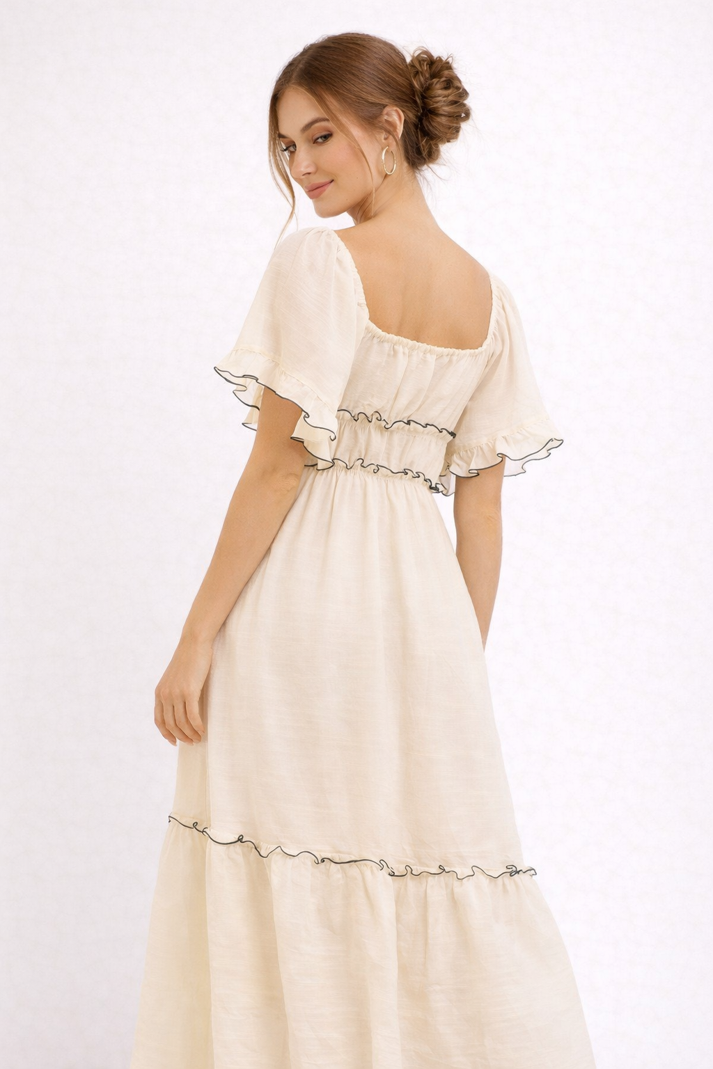 Casual romantische dames midi-jurk in beige met verfijnde ruches; ideale zomerjurk voor een stijlvolle look.
