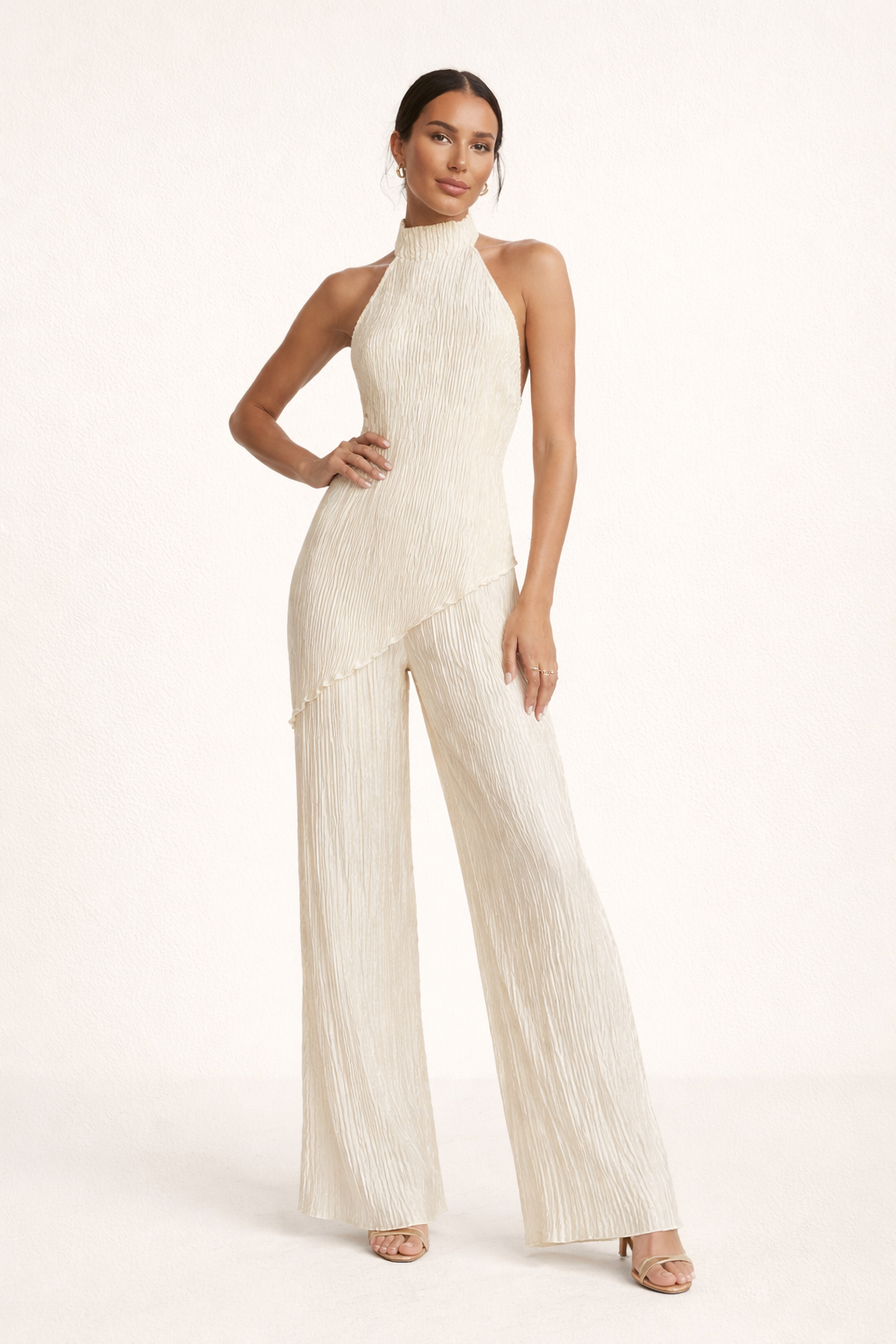 Elegante beige tweedelige dames set met geplooide haltertop en wijde broek, perfect voor zomerse feesten.