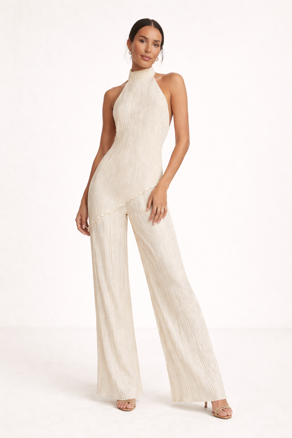 Modieuze dames haltertop met plooien en bijpassende wijde broek in beige, een chique zomeroutfit.