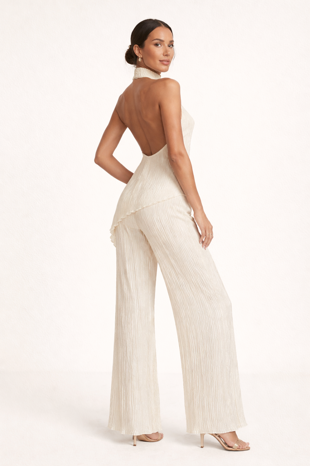 Chique geplooide haltertop en wijde broek set voor dames, ideaal als elegante feestoutfit in beige.