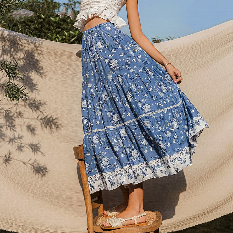Modieuze dames midirok met bloemenprint en hoge taille, elegant gedragen. Vloeiend, wijde snit voor zomerse dagen.
