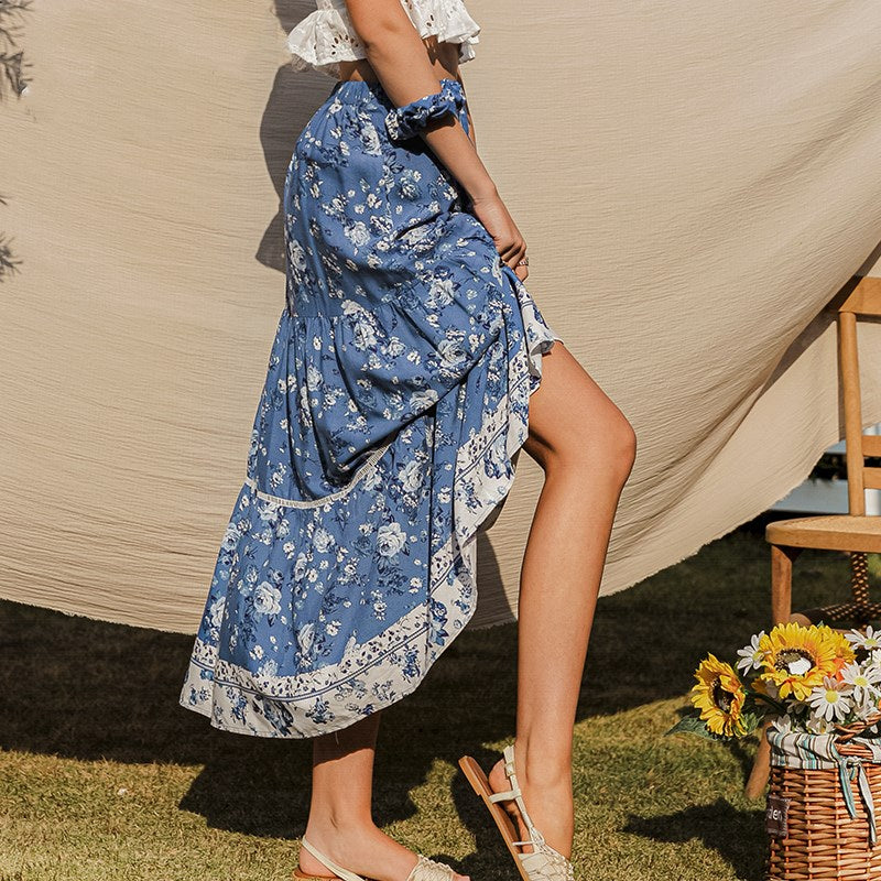 Casual blauwe dames midirok met bloemenprint, vloeiend en comfortabel. Ideaal voor lentemode en zomerse looks.