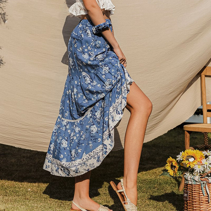 Casual blauwe dames midirok met bloemenprint, vloeiend en comfortabel. Ideaal voor lentemode en zomerse looks.